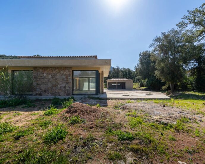 Porto-Vecchio, Villa d&rsquo;architecte, 6 chambres, piscine, vue montagne