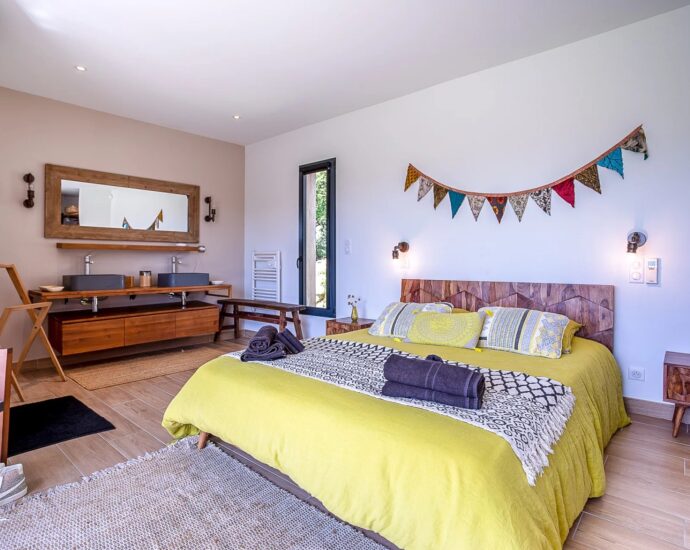 Lumio, 5 Bedroom Villa with Independent Apartment, Heated Pool, Close to the Beache