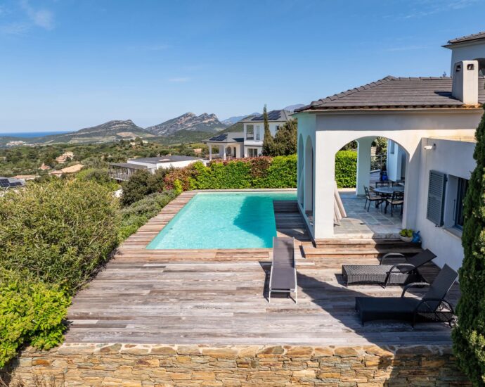 Oletta, villa d&rsquo;architecte, 5 chambres,  piscine, vue mer et montagnes panoramique proche plage