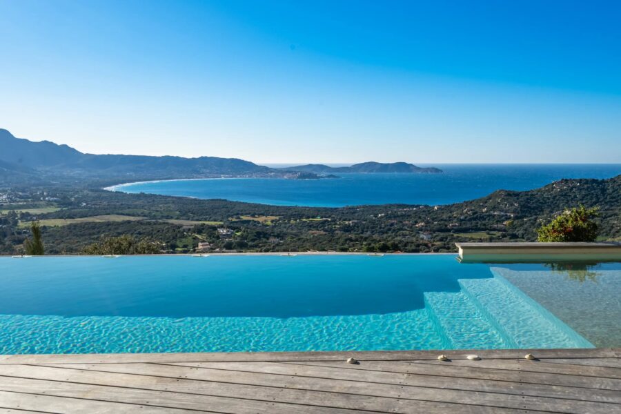 Lumio, Architect-designed villa, 6 bedrooms, panoramic sea view, heated pool, close to beaches