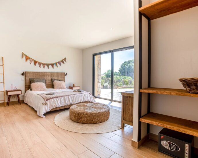 Lumio, 5 Bedroom Villa with Independent Apartment, Heated Pool, Close to the Beache