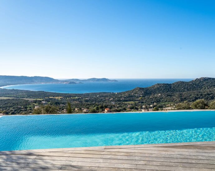 Lumio, Architect-designed villa, 6 bedrooms, panoramic sea view, heated pool, close to beaches