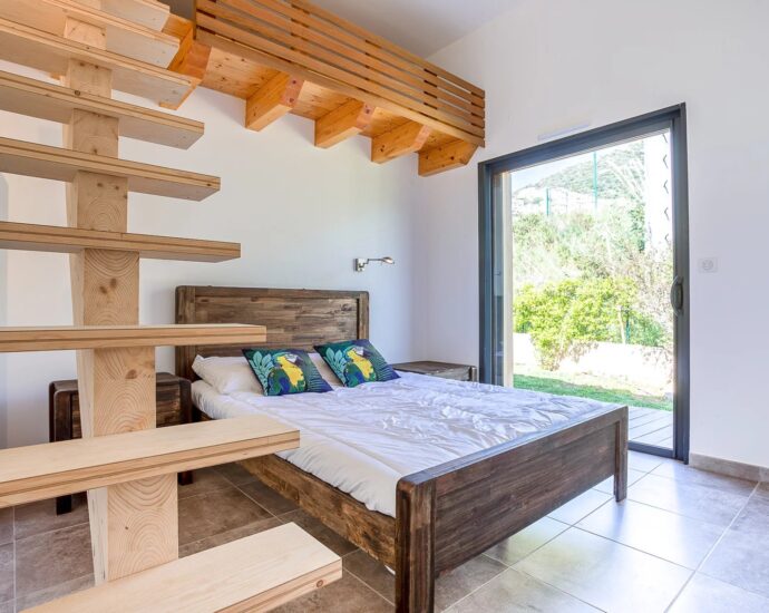 Lumio, 5 Bedroom Villa with Independent Apartment, Heated Pool, Close to the Beache