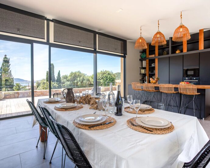 Lumio, 5 Bedroom Villa with Independent Apartment, Heated Pool, Close to the Beache