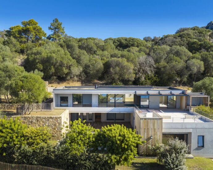 Abbartello, Olmeto, Architect-Designed Villa, 6 bedrooms, pool, Panoramic sea view, Walking distance to the beach