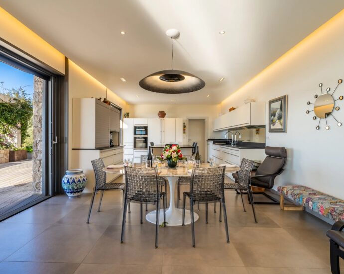 Lumio, Architect-designed villa, 6 bedrooms, panoramic sea view, heated pool, close to beaches