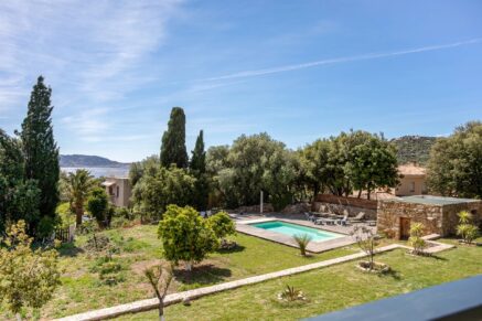 Lumio, 5 Bedroom Villa with Independent Apartment, Heated Pool, Close to the Beache