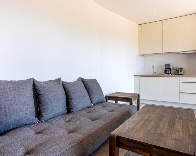 Lumio, 5 Bedroom Villa with Independent Apartment, Heated Pool, Close to the Beache