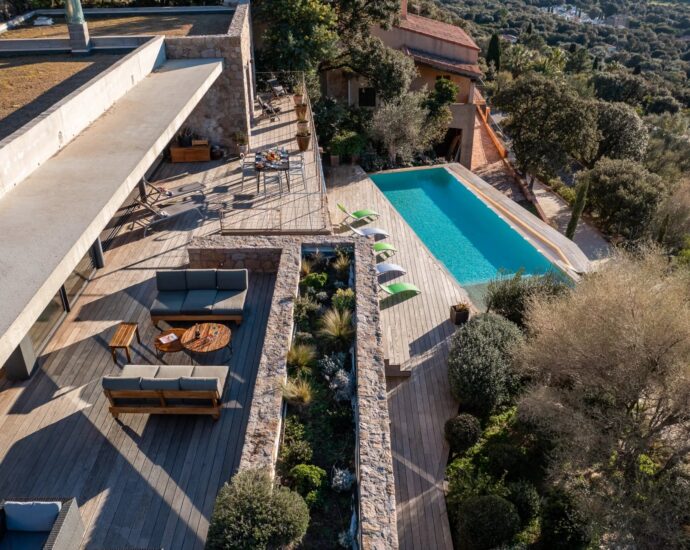 Lumio, Architect-designed villa, 6 bedrooms, panoramic sea view, heated pool, close to beaches