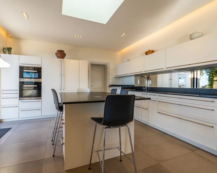 Lumio, Architect-designed villa, 6 bedrooms, panoramic sea view, heated pool, close to beaches