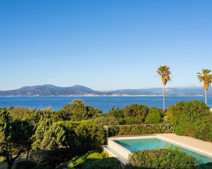 Coti-Chiavari – Property located on the Castagna Peninsula with a 6-bedroom villa and panoramic sea views