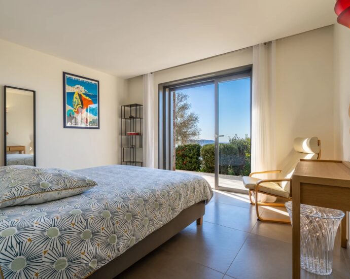 Lumio, Architect-designed villa, 6 bedrooms, panoramic sea view, heated pool, close to beaches