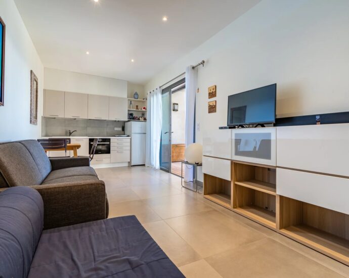 Lumio, Architect-designed villa, 6 bedrooms, panoramic sea view, heated pool, close to beaches