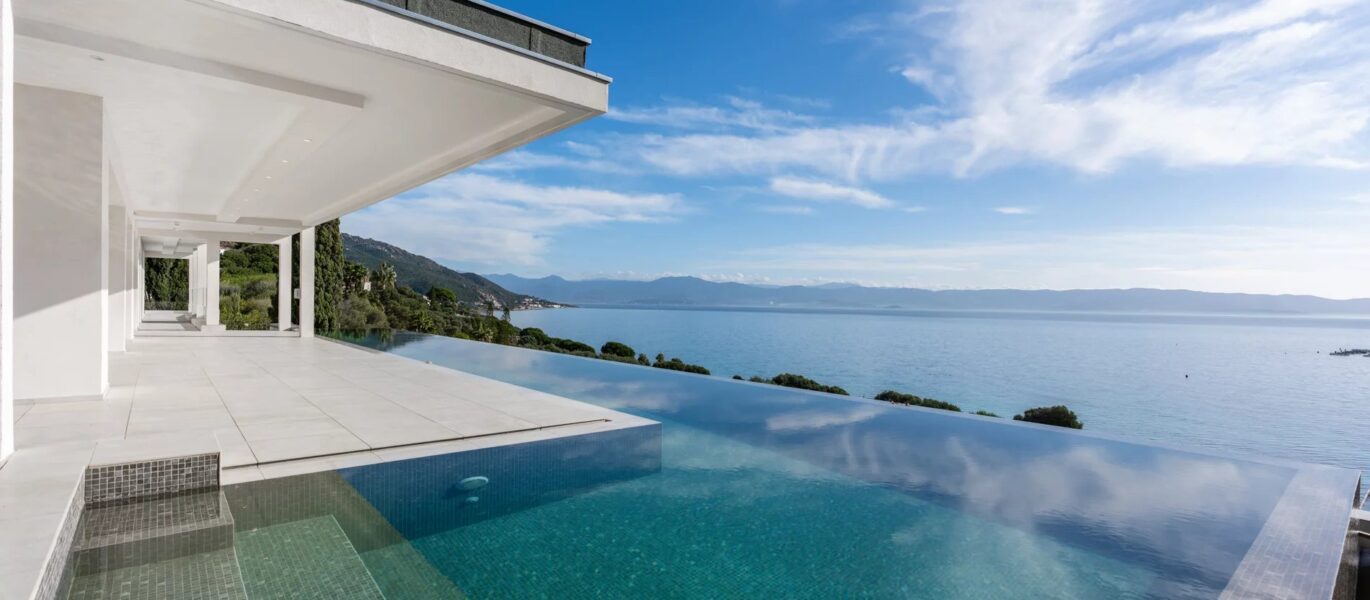 Ajaccio, Route des Sanguinaires, Villa contemporaine, vue mer panoramique, 6 chambres, piscine à débordement, plage à pied