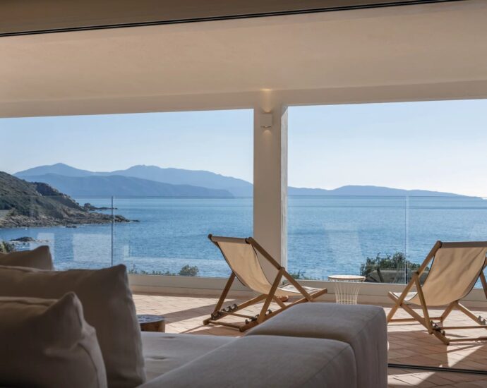 Sagone, Villa pieds dans l&rsquo;eau, 6 chambres, vue mer panoramique, accès plage à pied