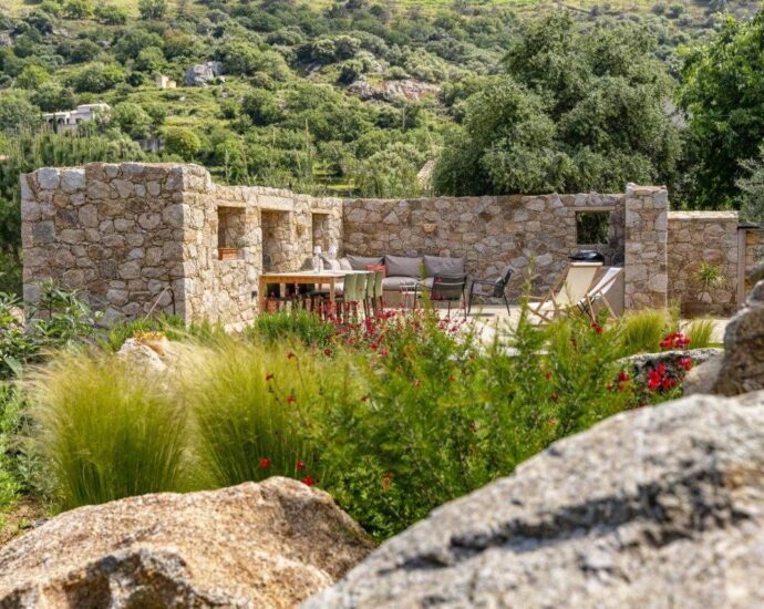 Pigna, villa d&rsquo;architecte, 4 chambres, piscine, vue village et montagnes, proche plage