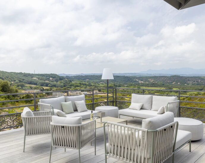 Bonifacio, 5-Bedroom Villa with Heated Pool, Golf Practice Area, Panoramic Mountain Views, Close to Beaches