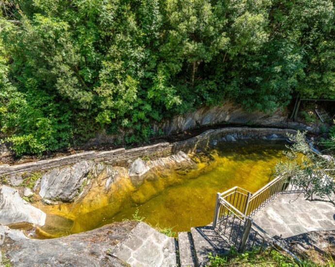 Castagniccia, Proche Bastia, Domaine 7 chambres, Piscine chauffée, accès rivière, proche plages