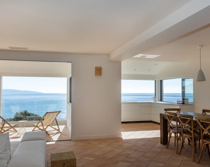 Sagone, Villa pieds dans l&rsquo;eau, 6 chambres, vue mer panoramique, accès plage à pied