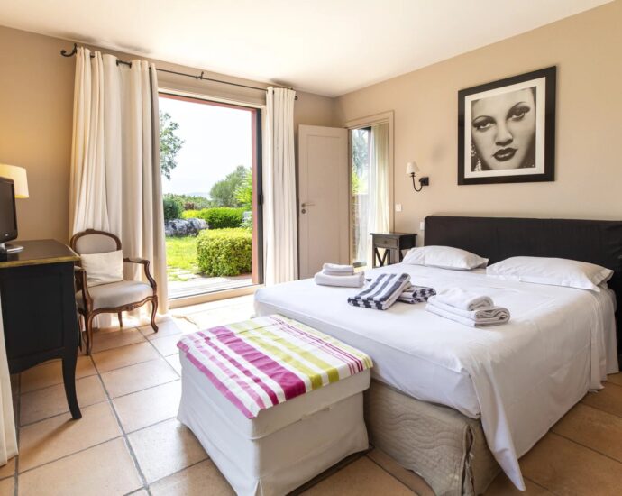 Porto Vecchio, Domaine de Cala Rossa, villa 6 chambres, piscine, vue mer, plage à pieds