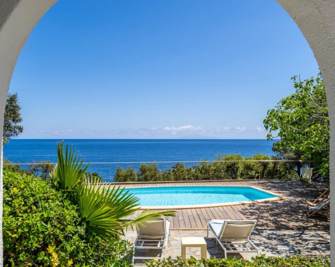Erbalunga, Villa 6 chambres, pied dans l&rsquo;eau, vue mer panoramique, piscine