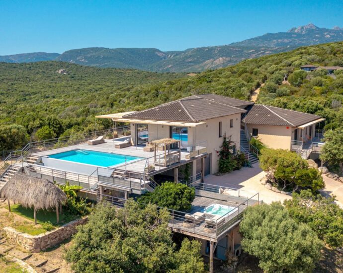 Pianottoli-Caldarello, Villa with Panoramic Sea Views, 7 Bedrooms, Pool, Jacuzzi, Walking Distance to the Beach