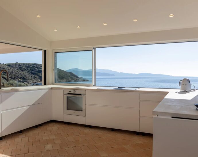 Sagone, Villa pieds dans l&rsquo;eau, 6 chambres, vue mer panoramique, accès plage à pied