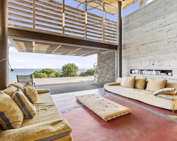 Palombaggia, villa pied dans l&rsquo;eau, 7 chambres, piscine à débordement, vue mer panoramique, plage à pied