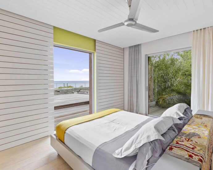 Palombaggia, villa pied dans l&rsquo;eau, 7 chambres, piscine à débordement, vue mer panoramique, plage à pied