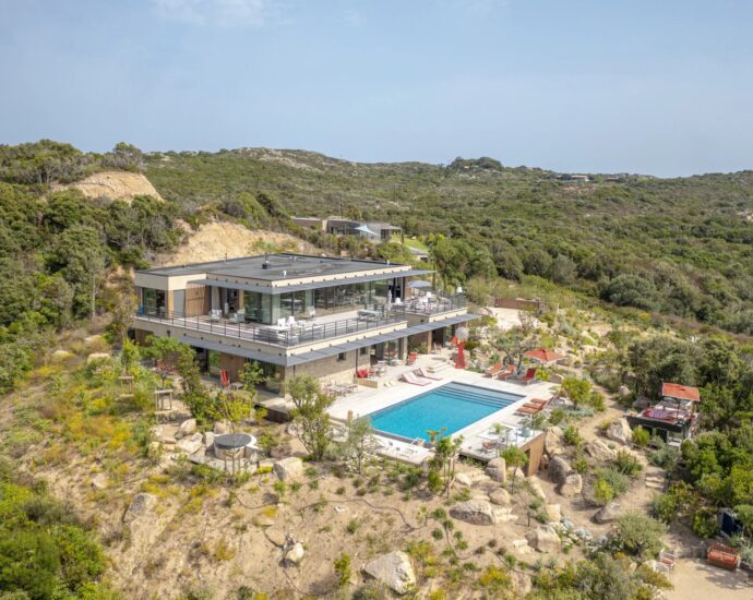 Bonifacio, 5-Bedroom Villa with Heated Pool, Golf Practice Area, Panoramic Mountain Views, Close to Beaches