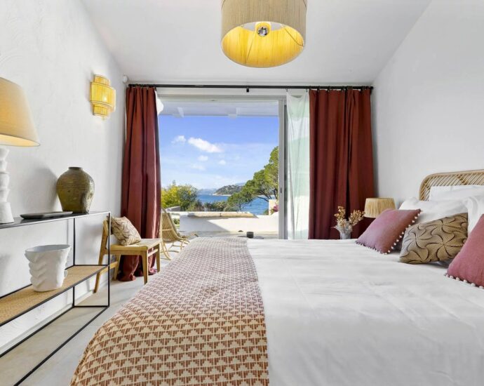 Porto-Vecchio, Domaine de Cala Rossa, villa pied dans l’eau, vue mer panoramique, 5 chambres, plage à pied