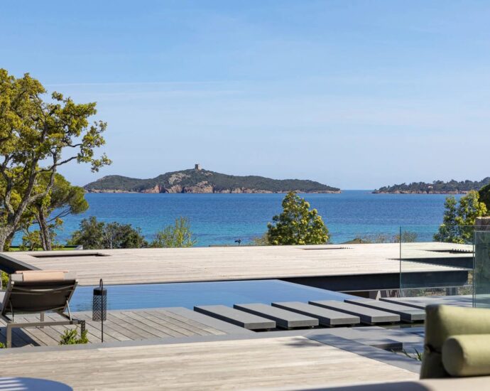Caramontino, Domaine d&rsquo;Arinella, villa 7 chambres, pied dans l&rsquo;eau, piscine, vue mer panoramique, plage à pied