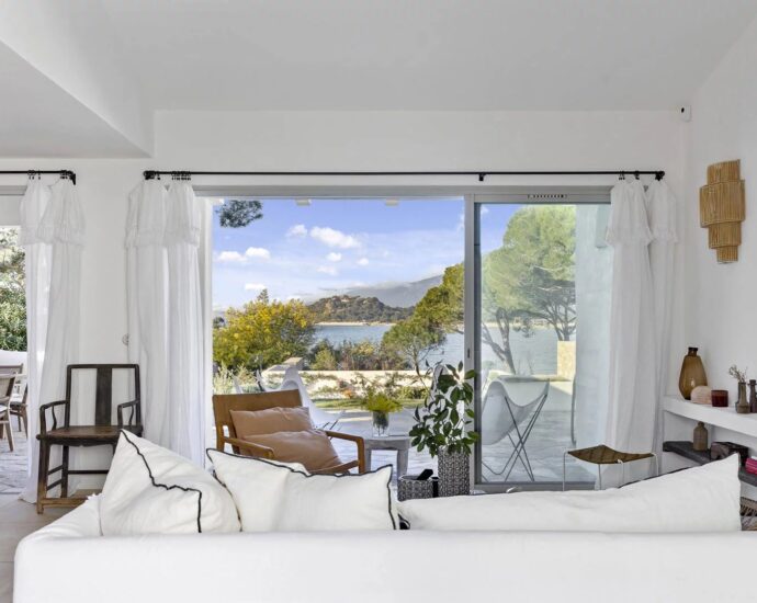 Porto-Vecchio, Domaine de Cala Rossa, villa pied dans l’eau, vue mer panoramique, 5 chambres, plage à pied