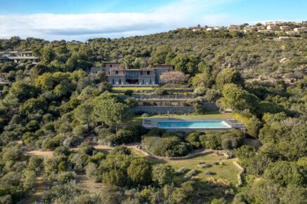 Palombaggia, villa pied dans l&rsquo;eau, 7 chambres, piscine à débordement, vue mer panoramique, plage à pied
