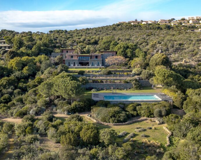 Palombaggia, villa pied dans l&rsquo;eau, 7 chambres, piscine à débordement, vue mer panoramique, plage à pied