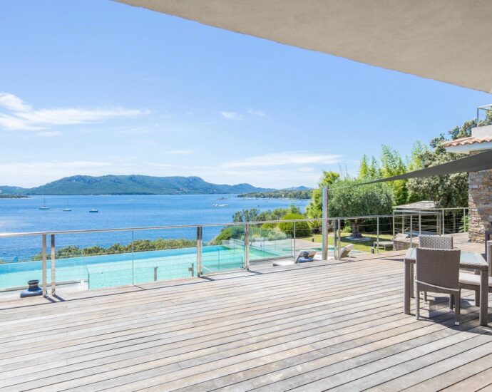 Porto-Vecchio, Golfo di sogno, villa pied dans l&rsquo;eau, 6 chambres, vue mer panoramique, accès mer