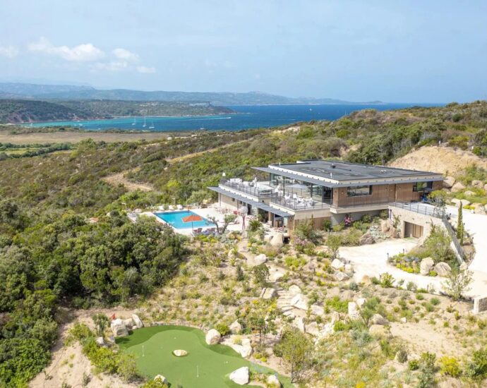 Bonifacio, 5-Bedroom Villa with Heated Pool, Golf Practice Area, Panoramic Mountain Views, Close to Beaches