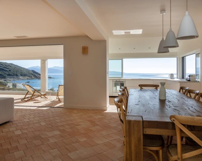 Sagone, Villa pieds dans l&rsquo;eau, 6 chambres, vue mer panoramique, accès plage à pied