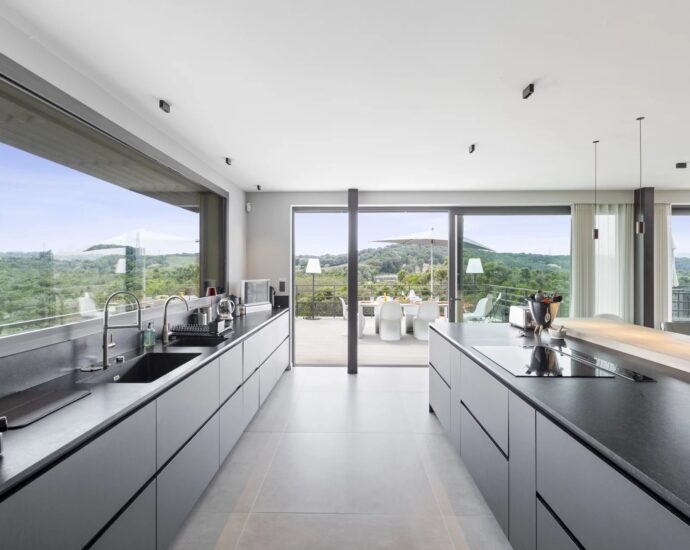 Bonifacio, 5-Bedroom Villa with Heated Pool, Golf Practice Area, Panoramic Mountain Views, Close to Beaches