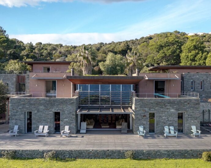 Palombaggia, villa pied dans l&rsquo;eau, 7 chambres, piscine à débordement, vue mer panoramique, plage à pied