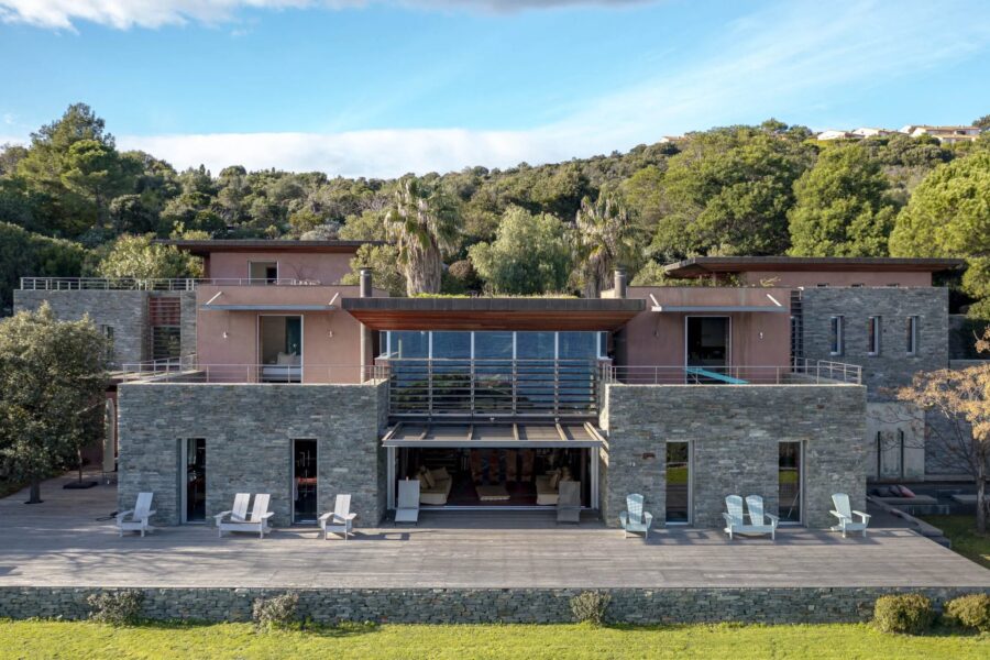 Palombaggia, villa pied dans l&rsquo;eau, 7 chambres, piscine à débordement, vue mer panoramique, plage à pied