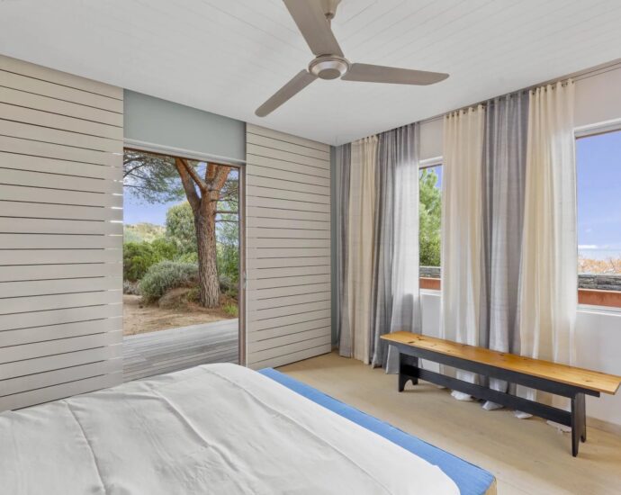 Palombaggia, villa pied dans l&rsquo;eau, 7 chambres, piscine à débordement, vue mer panoramique, plage à pied