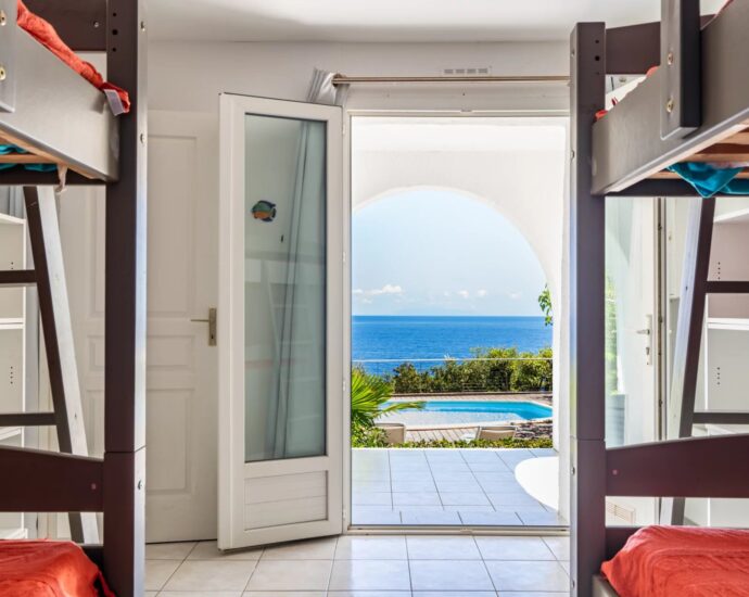 Erbalunga, Villa 6 chambres, pied dans l&rsquo;eau, vue mer panoramique, piscine