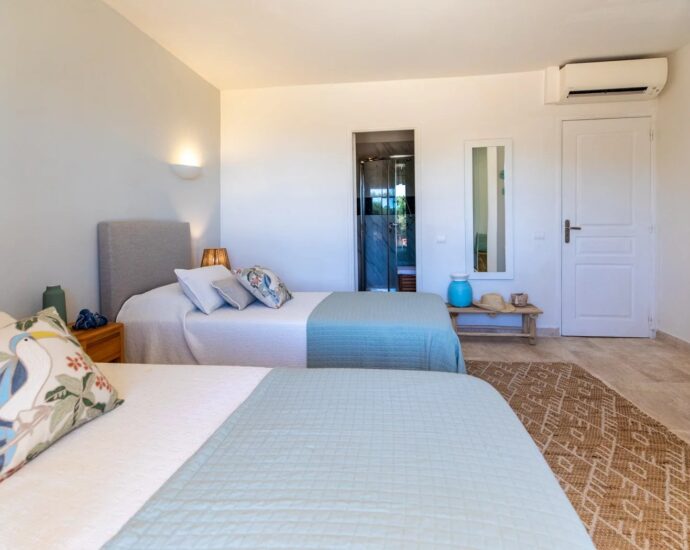 Bonifacio, Piantarella, 6-Bedroom Villa with Pool and Sea View, Beach Within Walking Distance