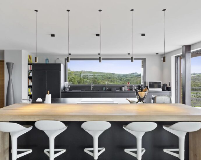 Bonifacio, 5-Bedroom Villa with Heated Pool, Golf Practice Area, Panoramic Mountain Views, Close to Beaches