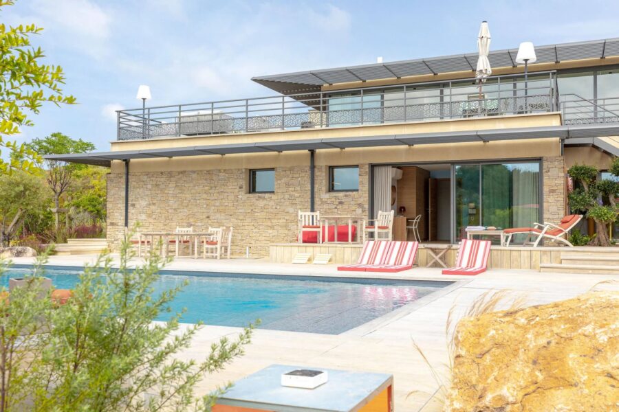 Bonifacio, 5-Bedroom Villa with Heated Pool, Golf Practice Area, Panoramic Mountain Views, Close to Beaches