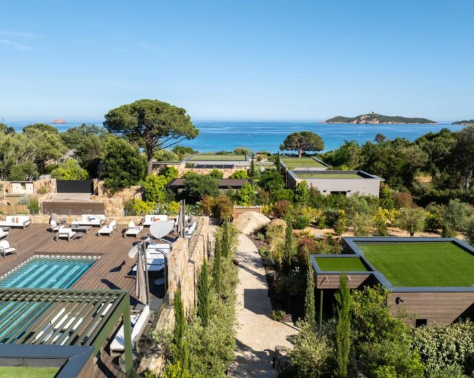 Caramontino, Villa-Hotel with Sea View, 8 Bedrooms with Private Pools, Swimming Pool, Walking Distance to the Beach