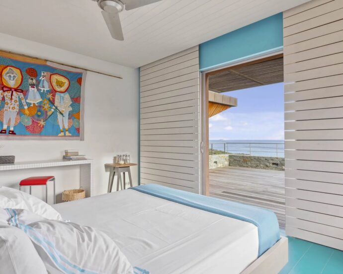 Palombaggia, villa pied dans l&rsquo;eau, 7 chambres, piscine à débordement, vue mer panoramique, plage à pied