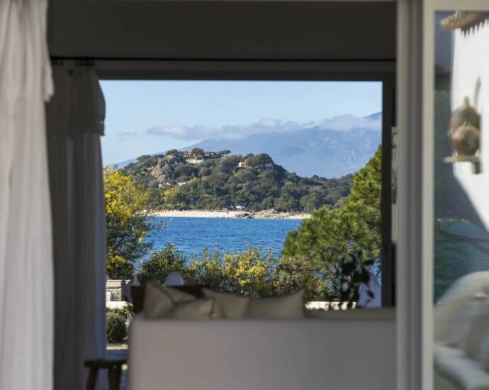 Porto-Vecchio, Domaine de Cala Rossa, villa pied dans l’eau, vue mer panoramique, 5 chambres, plage à pied