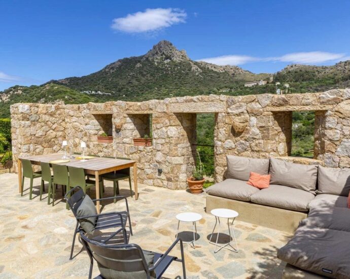 Pigna, villa d&rsquo;architecte, 4 chambres, piscine, vue village et montagnes, proche plage